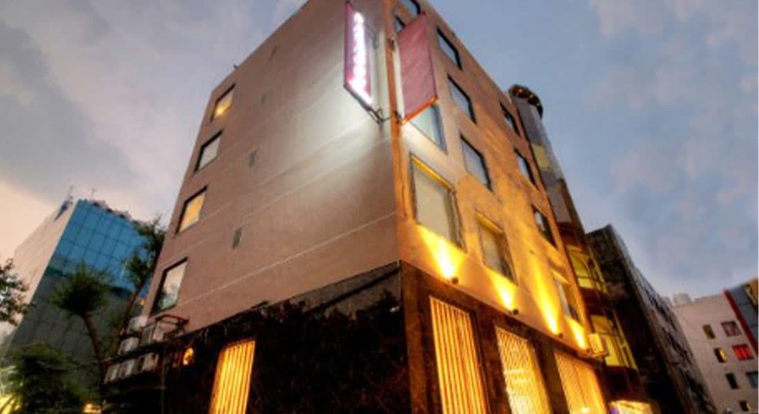 Hotel Paragon Suites - Image 1