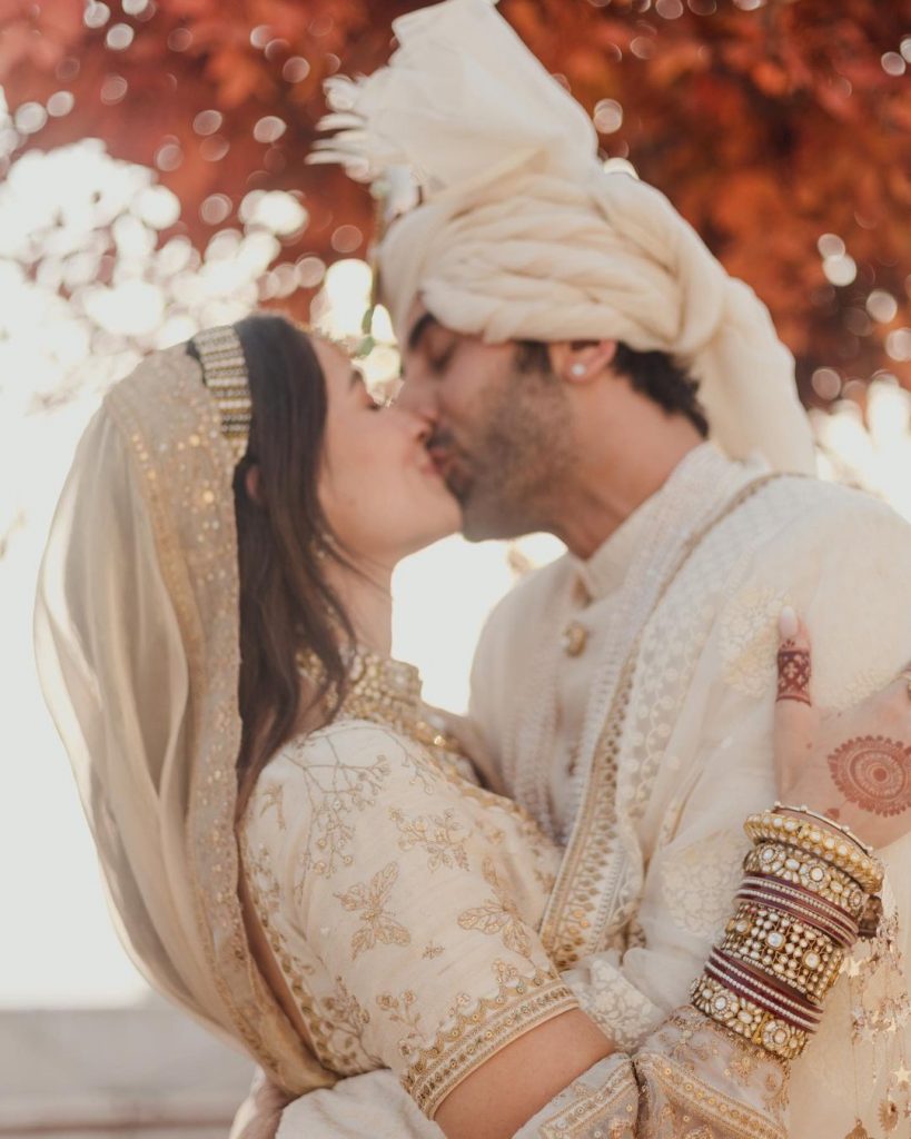 Alia Bhatt & Ranbir Kapoor Wedding Kiss Pose