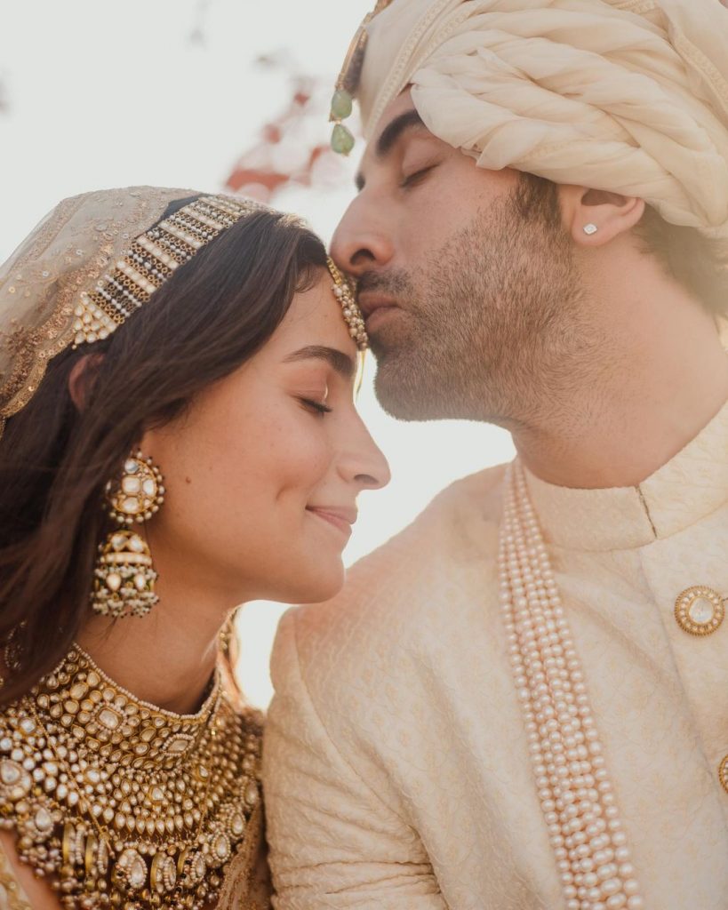 Alia Bhatt & Ranbir Kapoor Wedding Forehead Kiss Pose